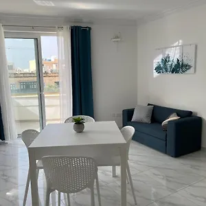 With Patio Overlooking Piazza Apartament Gzira